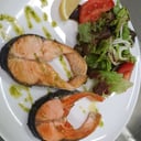 Foto de Salmón a la plancha con ensalada