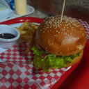 Foto de Burger de pollo y papitas a la francesa 