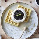 Foto de Wafles con crema y salsa de Frutos rojos.