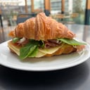 Foto de Croissant con jamón crudo, rúcula y queso tybo