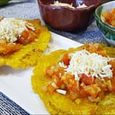 Foto de patacones con hogao y queso