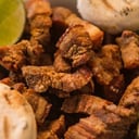 Foto de chicharrones y mini arepas