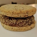 Foto de Alfajor de nuez y crema de pistachos