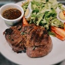 Foto de Ojo de bife con papas doradas, hojas verdes  y chimichurri