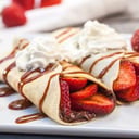 Foto de Crepe de fresas con chocolate y crema chantilly