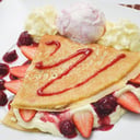 Foto de Crepe especial de fresas con crema chantilly, crema de leche y helado