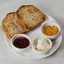 Foto de Tostadas acompañado con manteca, mermelada o queso untable