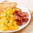 Foto de Tostada con huevos revueltos y panceta