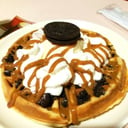 Foto de Waffle de oreo con arequipe y crema chantilly