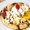Foto de Waffle especial durazno, fresas, banano y kiwi, con helado y chantilly