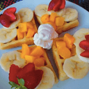 Foto de Waffle de durazno, fresa, banano y chantilly