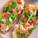 Foto de Tosta de Jamón, rúcula y virutas de queso curado