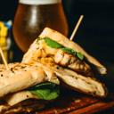 Foto de SANDWICH DE POLLO Y GUACAMOLE + FRITAS