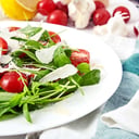 Foto de Ensalada de hojas verdes, tomates cherry y queso