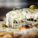 Foto de Salsa, Muzzarella, Jamón, Aceitunas, Morrón