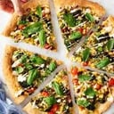 Foto de Salsa, Espinaca, Muzzarella, Queso rallado, Aceitunas