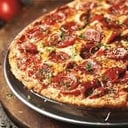 Foto de Pizza de Cancha, Salsa con ajo picado, Aceitunas