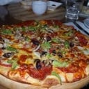 Foto de Salsa, Muzzarella, Camarones, Pizca de pimentón, Salsa Golf, Aceitunas