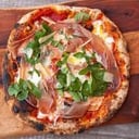 Foto de Salsa, Muzzarella, Jamón Crudo, Rucula, Provolone, Morrón, Provenzal, Aceitunas