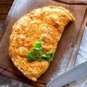 Foto de Muzzarella, Pollo, Huevo duro, Morrón, Rodajas de tomate, Queso rallado, Provenzal y Aceitunas