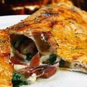 Foto de Muzzarella, Camarones, Huevo duro, Pizca de pimentón, Salsa Golf, Aceitunas