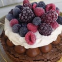 Foto de Brownie solo con frutillas o frutos rojos