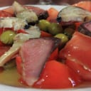Foto de Bonito Con Tomate Partído y Alcaparras