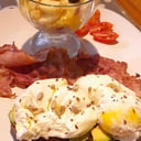 Foto de Brunch: Café / te + pan ingles + huevo pochado con salsa holandesa +crocante de bacón+ frutas frescas +jugo + papas