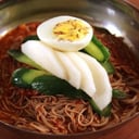 Foto de 비빔 냉면 bibim naengmyeon