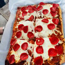 Foto de Sheet pan pizza peperoni for 6/8 people