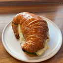Foto de Medialuna rellena con base de pesto, jamón y queso