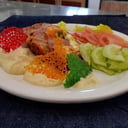 Foto de Bondiola arrollada con ensalada y papas a la crema y corales (apto para celíacos)