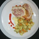 Foto de Pollo arrollado con ensalada rusa y papas a la crema (apto para celíacos)