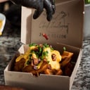 Foto de PAPAS ROTAS CON CHEDDAR PANCETA Y VERDEO