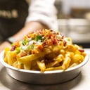Foto de Papas fritas con cheddar, verdeo y panceta crocante