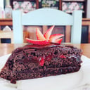 Foto de Torta vegan de chocolate con ganache y confitura de frutos rojos