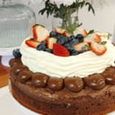 Foto de BROWNIE CON CREMA Y FRUTOS ROJOS
