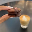 Foto de Alfajorcito con ganache de chocolate con frutos rojos