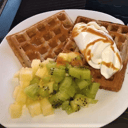 Foto de Waffle dulce SIN AZÚCAR con crema sin azúcar, salsa sin azúcar y una fruta  (Low carb)