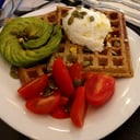 Foto de Combo waffle salado con palta, tomates cherry y queso crema (low carb)