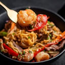 Foto de Yakisoba de carnes y camarones