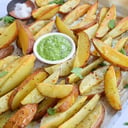 Foto de Papas rústicas con guacamole y sour cream 