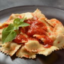 Foto de Raviolis en salsa de tres quesos.