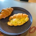 Foto de Croissant huevo revuelto ciboulette