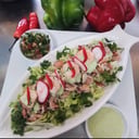 Foto de Ensalada Marinera ( bese lechuga, Jaiba desmenuzada, camarón y mariscos frescos con salsa especial)