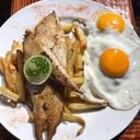 Foto de Reineta a lo pobre ( Filete de Reineta frito o a la plancha acompañado de Papas Fritas, cebolla frita y dos Huevos )
