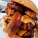 Foto de Doble BBQ chicken sandwich con Papas