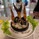 Foto de Paila Marina Especial ( Mariscos tradicionales, premium y pescado en su caldo vino blanco y especias )