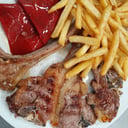 Foto de Chuletillas de cordero con patatas y pimientos