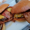 Foto de Bacón Cheeseburger con Papas